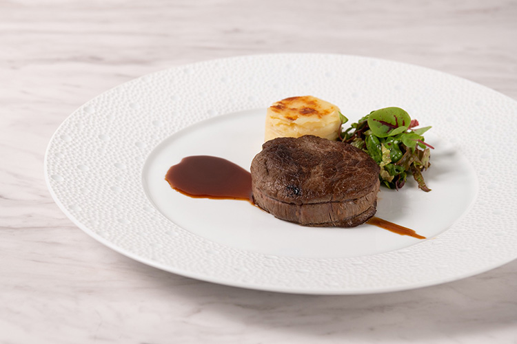 オーストラリア産牛フィレ肉のロティ ポワブラードソース